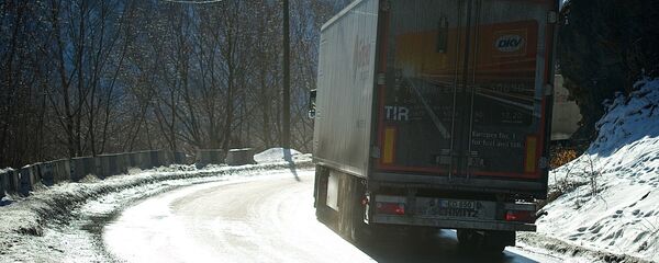 Грузовой трейлер на Военно-Грузинской дороге - Sputnik Грузия