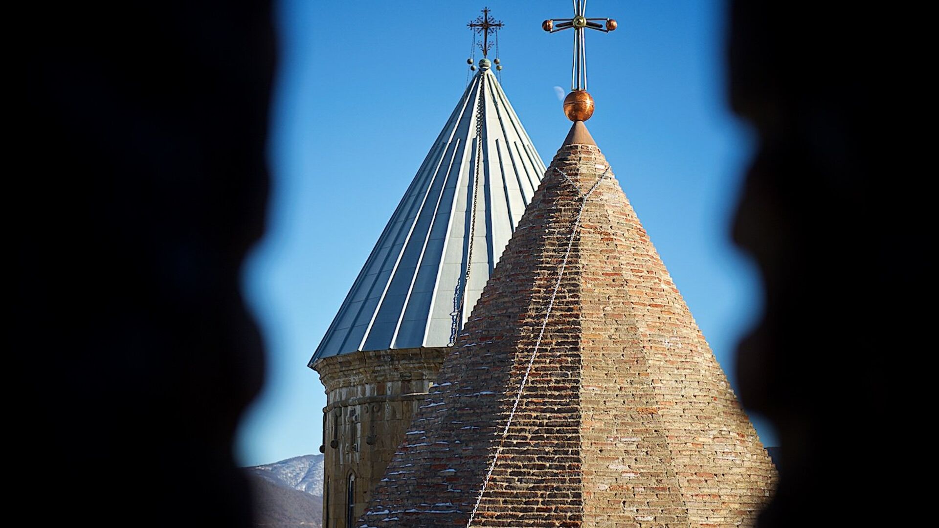 Купола церквей Гвтаеба (справа) и Успения на территории крепости Ананури - Sputnik Грузия, 1920, 16.12.2021