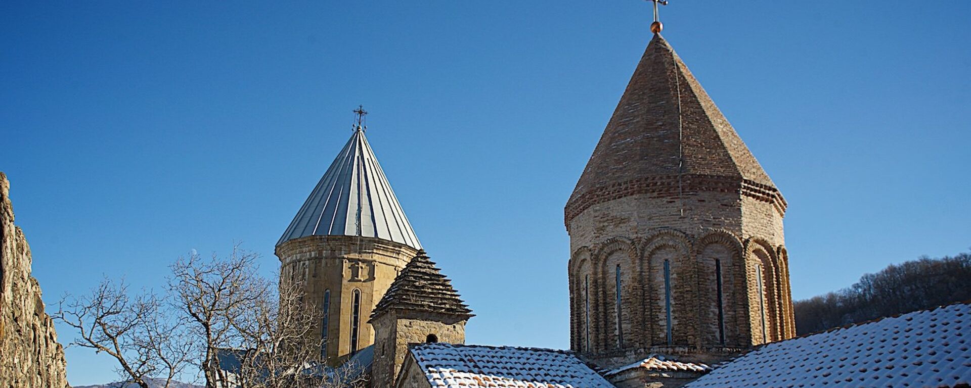 Купола церквей Гвтаеба (справа) и Успения на территории крепости Ананури - Sputnik Грузия, 1920, 02.08.2022