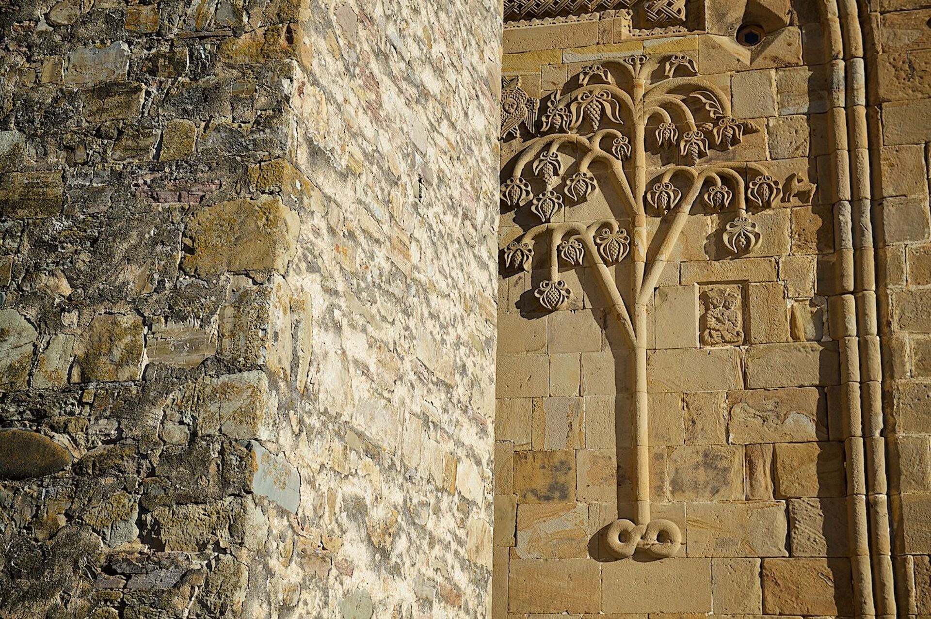 Хевсурская башня (на переднем плане), закрывающая часть изображения на стене церкви Успения на территории крепости Ананури - Sputnik Грузия, 1920, 05.08.2022