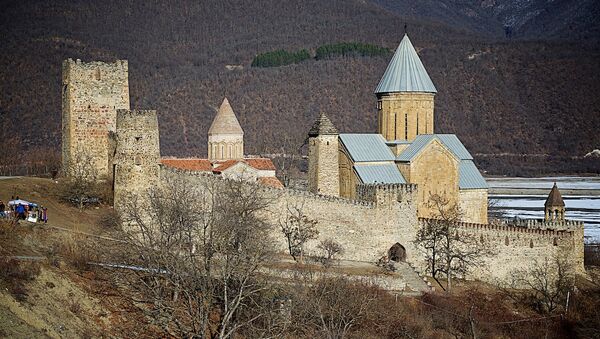 Крепость Ананури - вид с Военно-Грузинской дороги - Sputnik Грузия