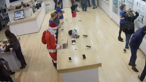 Злой Санта похитил ноутбук Apple из магазина в Тбилиси - Sputnik Грузия