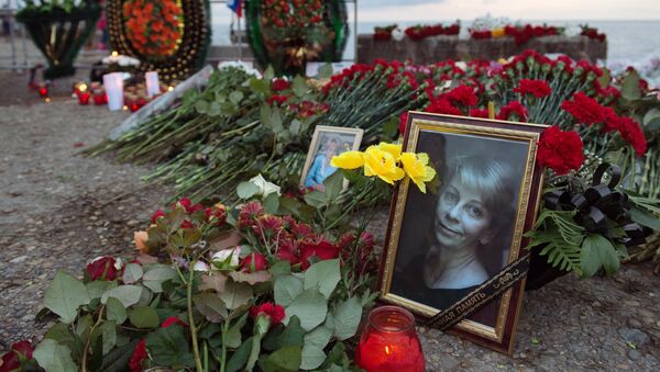 В Сочи жители города несут цветы и свечи к площади Южного мола морского порта - Sputnik Грузия