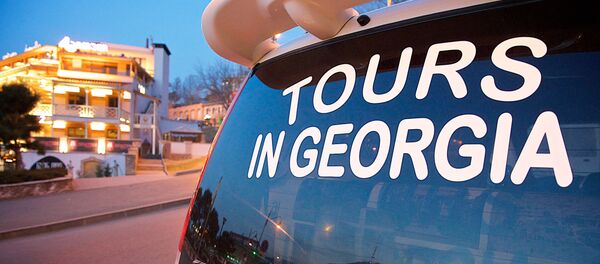 Туристические услуги - машины с гидами и водителями в центре столицы Грузии - Sputnik Грузия