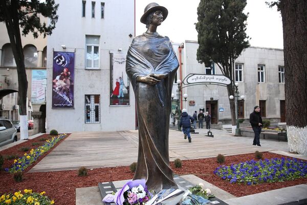 Памятник грузинской актрисе Нато Вачнадзе в Тбилиси Памятник грузинской актрисе Нато Вачнадзе в Тбилиси - Sputnik Грузия