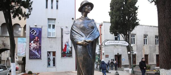 Памятник грузинской актрисе Нато Вачнадзе в Тбилиси - Sputnik Грузия