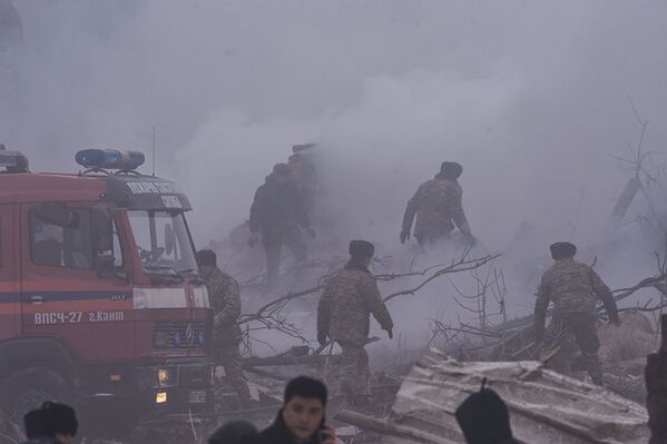 Пожар на месте падения грузового самолета под Бишкеком тушили 16 пожарных расчетов. - Sputnik Грузия