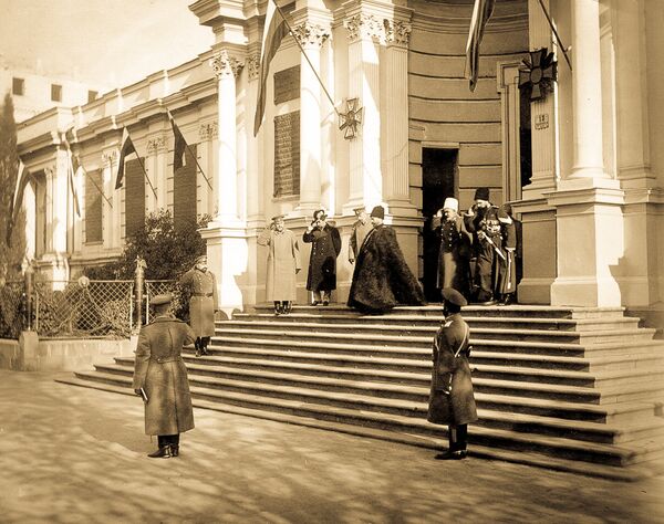 Российский император Николай II-й выходит из храма Славы во время своего визита на Кавказ в 1914-м году - Sputnik Грузия