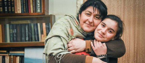 Участница проекта НТВ Ты - супер! Нана Вардзелашвили и педагог по вокалу Манони Манагадзе - Sputnik Грузия