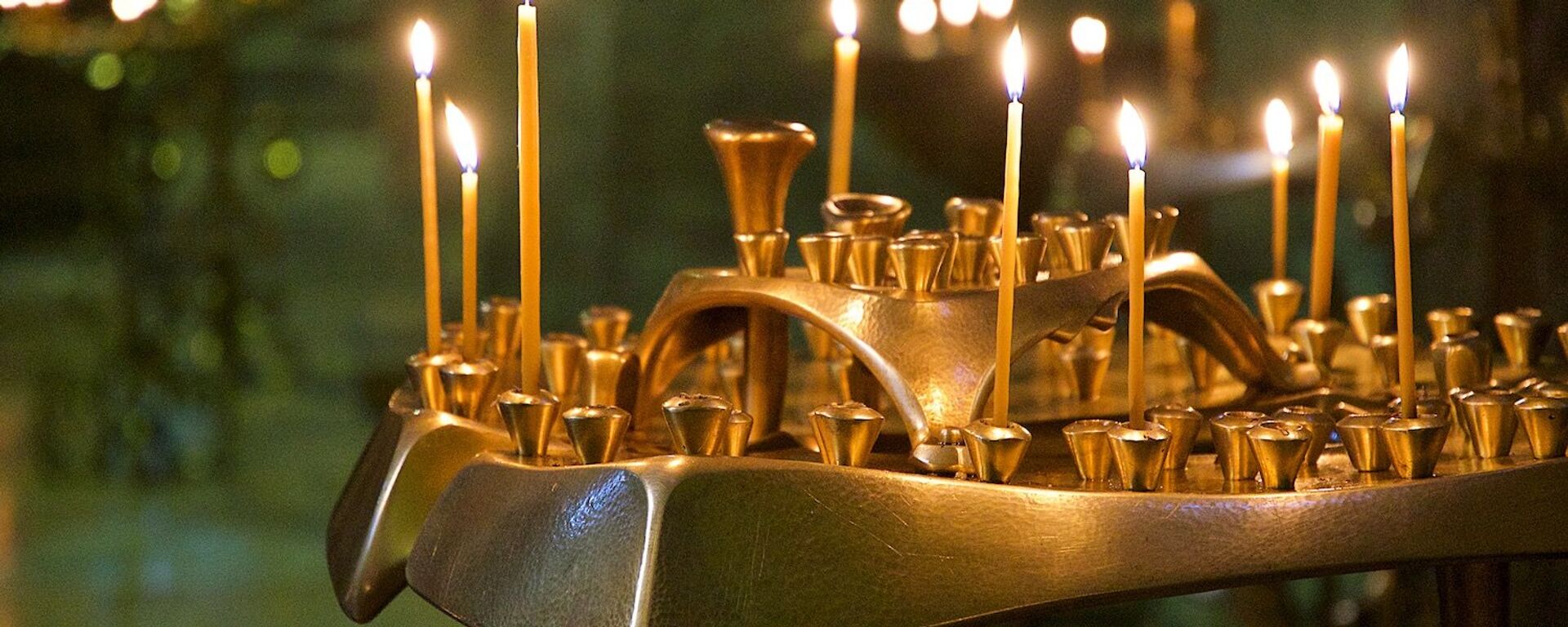 Горящие свечи в церкви - Sputnik Грузия, 1920, 10.06.2021