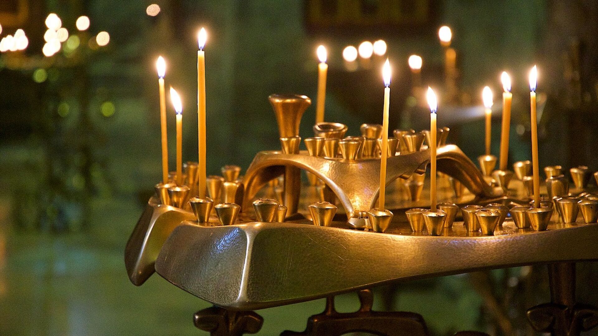 Горящие свечи в церкви - Sputnik Грузия, 1920, 10.06.2022