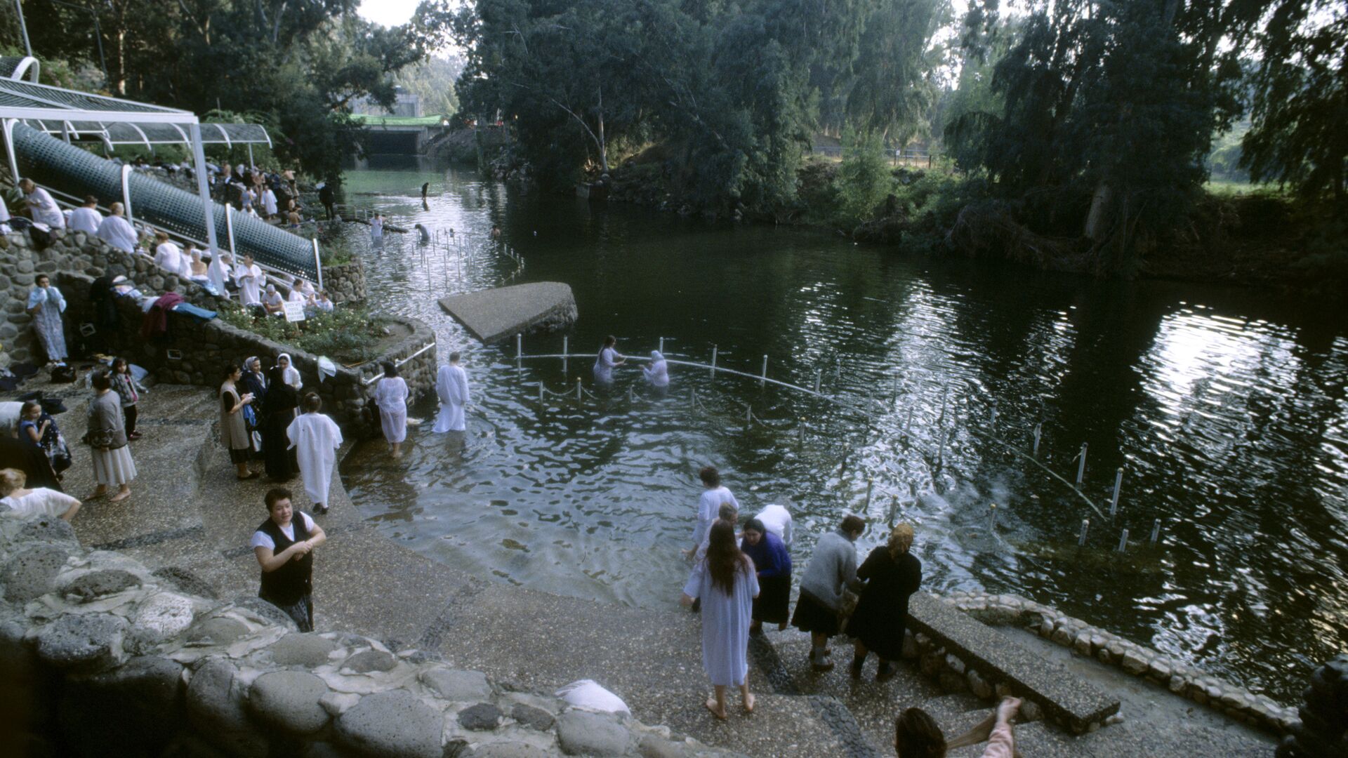მომლოცველების ბანაობა მდინარე იორდანეს წყლებში - Sputnik საქართველო, 1920, 29.05.2022