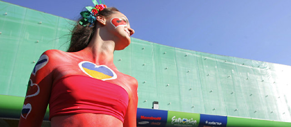 მოდელი კიევში სპორტის სასახლესთან ევროვიზიის კონკურსის ფინალის წინ მოდელი კიევში სპორტის სასახლესთან ევროვიზიის კონკურსის ფინალის წინ - Sputnik საქართველო