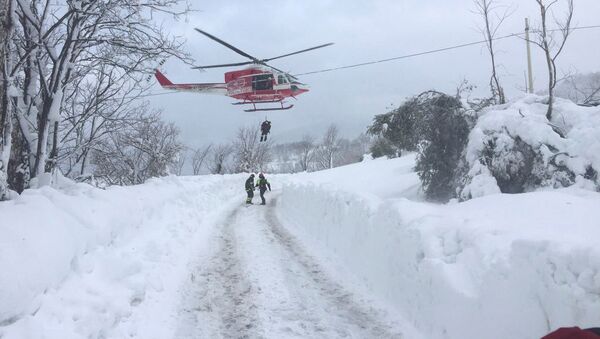 Спасатели работают на месте схода лавины в Италии - Sputnik Грузия