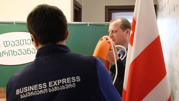Представитель партии Гирчи Зураб Джапаридзе со спасательным кругом в руках - Sputnik Грузия