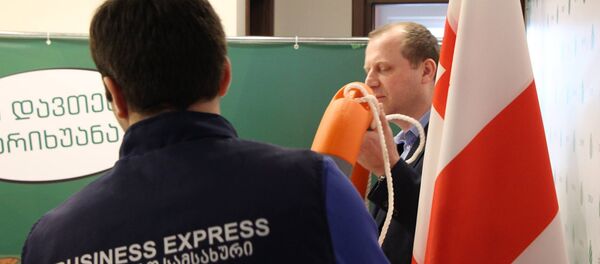 Представитель партии Гирчи Зураб Джапаридзе со спасательным кругом в руках - Sputnik Грузия