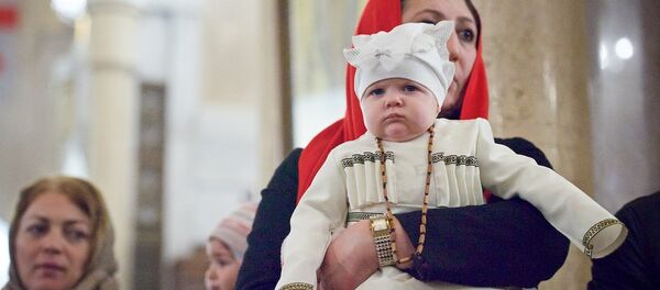 Девочка в национальном костюме на церемонии массового крещения детей в храме Самеба Девочка в национальном костюме на церемонии массового крещения детей в храме Самеба - Sputnik Грузия