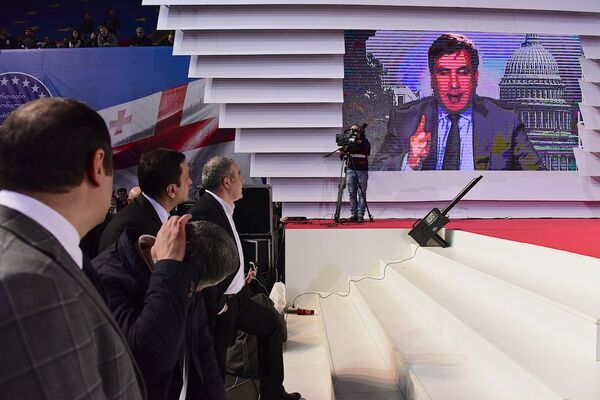 Лидеры ЕНД слушают обращение Михаила Саакашвили по скайпу на партийном съезде - Sputnik Грузия