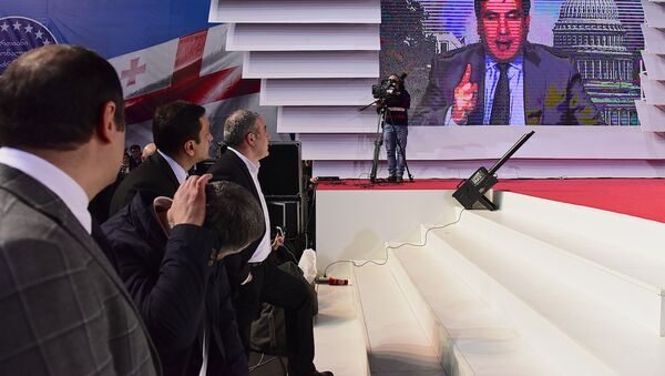 Лидеры ЕНД слушают обращение Михаила Саакашвили по скайпу на партийном съезде - Sputnik Грузия