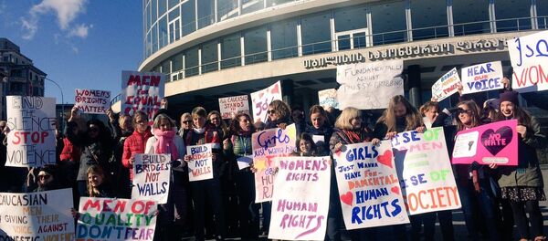 ქალების საპროტესტო აქცია თბილისში ტრამპის წინააღმდეგ ქალების საპროტესტო აქცია თბილისში ტრამპის წინააღმდეგ - Sputnik საქართველო