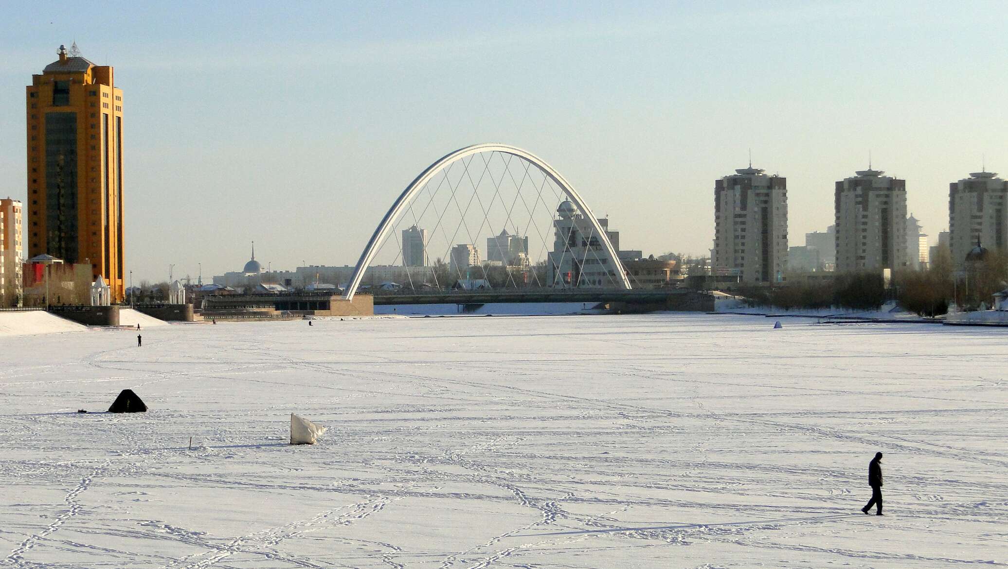 Погода в астане. Фото заснеженной Астаны 2021. Ишим в Астане 2021 год. Астана набережная в снегах лучшие фото. Зима СНГ.