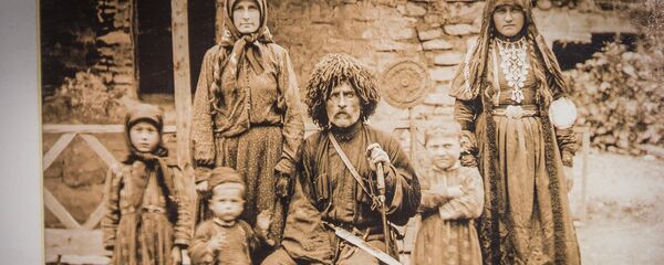 ვაჟა-ფშაველა, თამარ დიდებაშვილი, გულქანი, ვახტანგი, მარიამი და თამარ რაზიკაშვილები, ჩარგალი, 1907 წელი ვაჟა-ფშაველა, თამარ დიდებაშვილი, გულქანი, ვახტანგი, მარიამი და თამარ რაზიკაშვილები, ჩარგალი, 1907 წელი - Sputnik საქართველო