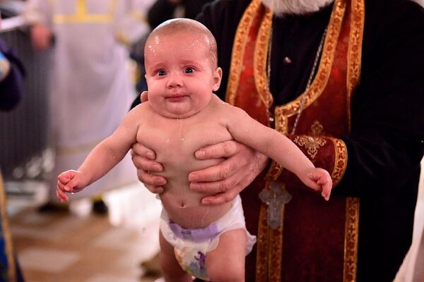 В ходе одной массовой церемонии обряд крещения могут пройти до тысячи детей. - Sputnik Грузия