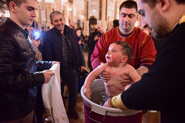 ბავშვების ნათლობა წმინდა სამების საკათედრო ტაძარში - Sputnik საქართველო