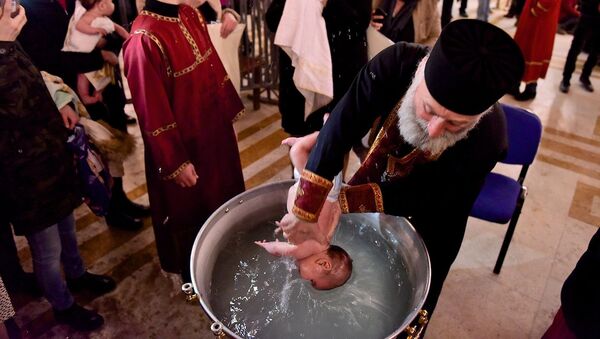 Крещение детей в кафедральном соборе Святой Троицы Самеба - Sputnik Грузия