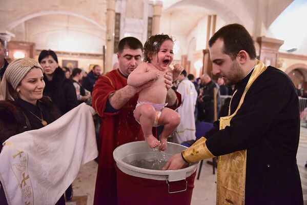 ბავშვების ნათლობა წმინდა სამების საკათედრო ტაძარში - Sputnik საქართველო
