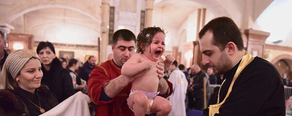 Крещение детей в кафедральном соборе Святой Троицы Самеба - Sputnik Грузия