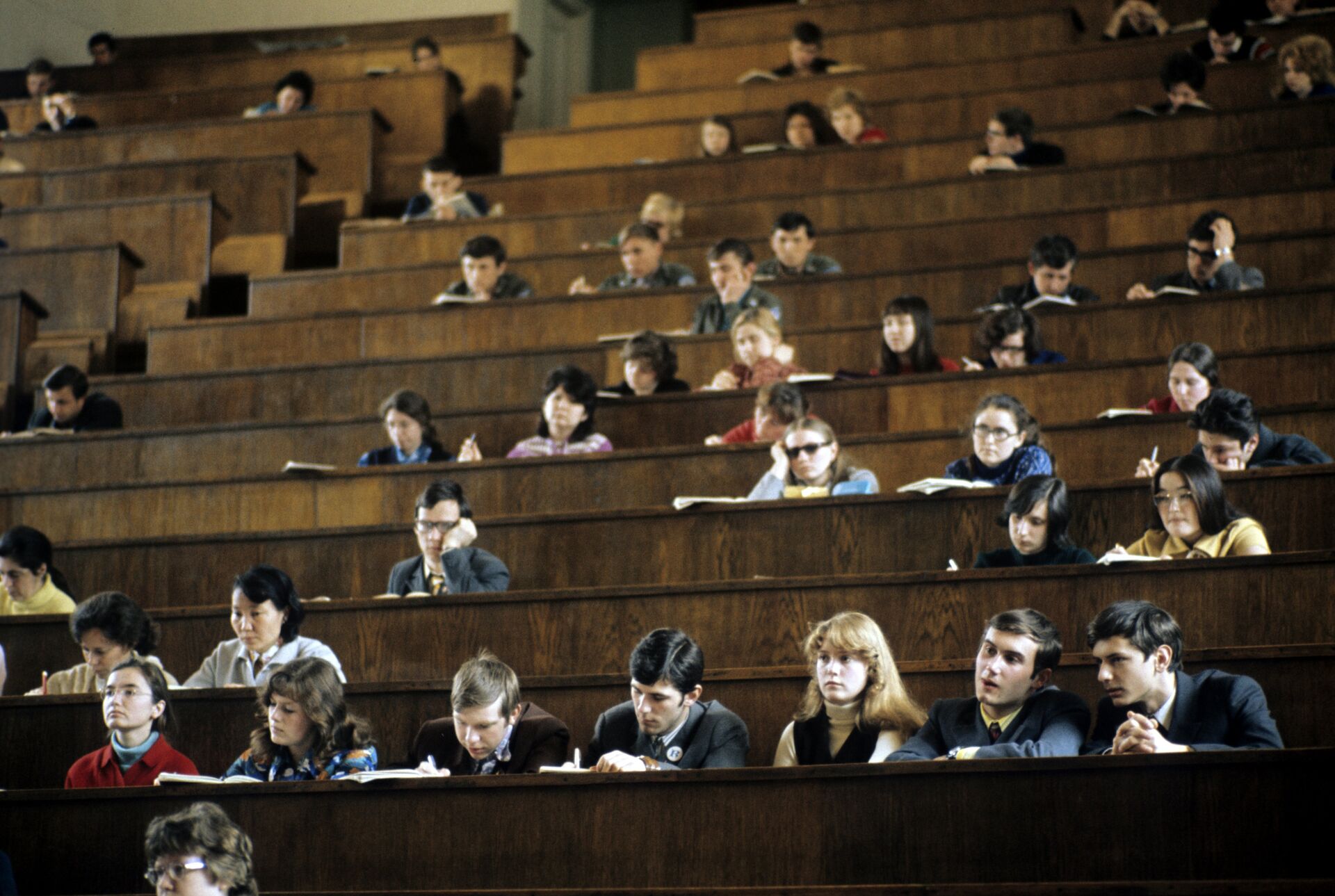 Студенты МГУ им. Ломоносова на лекциях - Sputnik Грузия, 1920, 24.02.2026