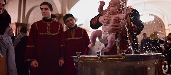 Крещение детей в кафедральном соборе Святой Троицы Самеба - Sputnik Грузия