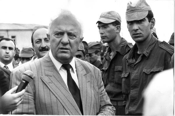 Возглавив ЦК Компартии Грузии осенью 1972 года Эдуард Шеварднадзе сразу же объявил, что начинает бескомпромиссную борьбу с теневой экономикой и коррупцией

 - Sputnik Грузия