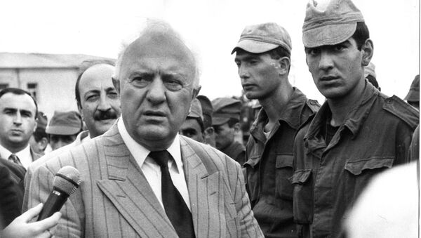 Эдуард Шеварднадзе в Сухуми во время военных действий - Sputnik Грузия