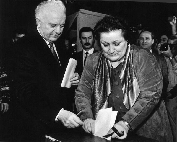 Единственным в жизни Шеварднадзе, что было для него важнее политики, была жена Нанули. Они пронесли любовь и бережное отношение друг к другу через всю жизнь


 - Sputnik Грузия
