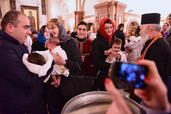 В январе 2017 года, на празднике Крещения Господня, крестниками Патриарха стали около 800 детей. - Sputnik Грузия