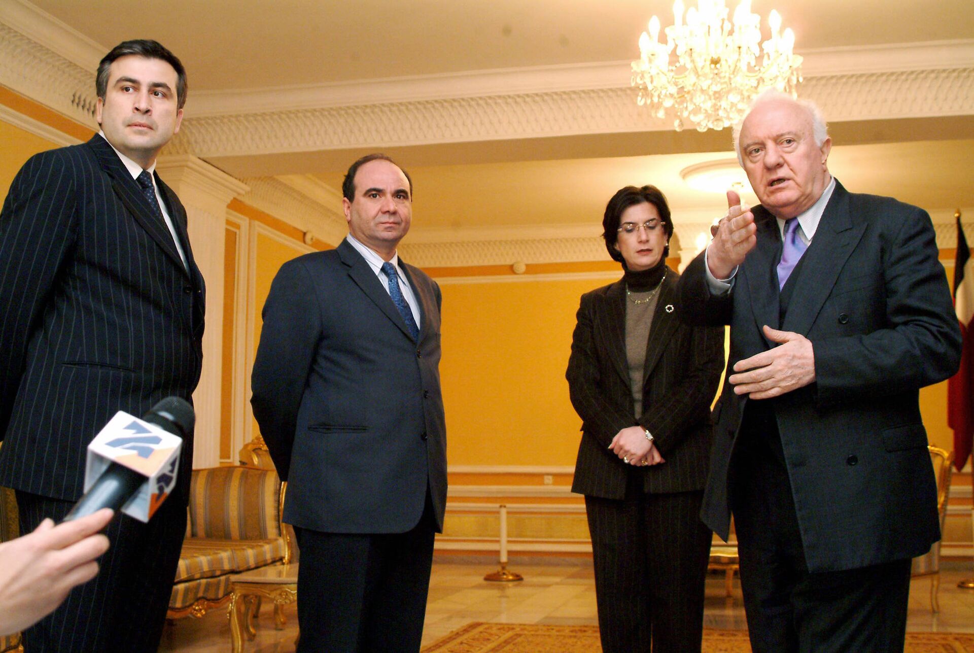 Эдуард Шеварднадзе вместе с лидерами оппозиции Михаилом Саакашвили, Зурабом Жвания и Нино Бурджанадзе, ноябрь 2003 года - Sputnik Грузия, 1920, 15.02.2024