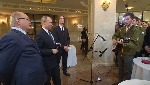 Владимир Путин вместе со студентом МГУ спел песню про космос - Sputnik Грузия