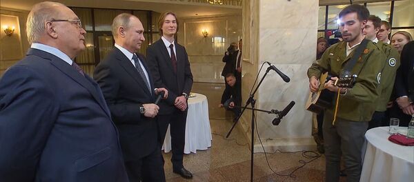 Владимир Путин вместе со студентом МГУ спел песню про космос - Sputnik Грузия