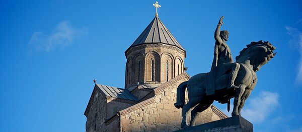 Памятник царю Вахтангу Горгасали и Метехская церковь в Тбилиси - Sputnik Грузия