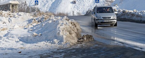 Машина на заснеженной трассе в горах - Sputnik Грузия