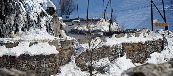 Машины на заснеженной трассе в горах зимой - Sputnik Грузия