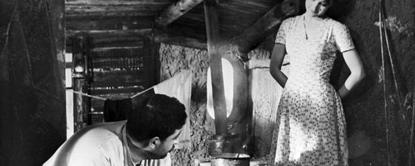 Ариадна Шенгелая и Мераб Элиозишвили в фильме Белый караван - Sputnik Грузия