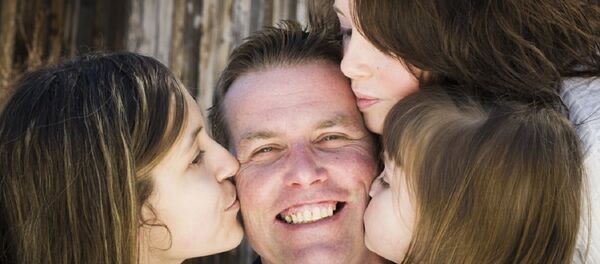 მამა სამ ქალიშვილთან ერთად - Sputnik საქართველო