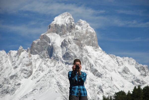 Елизавета Жудро на фоне Ушбы - Sputnik Грузия