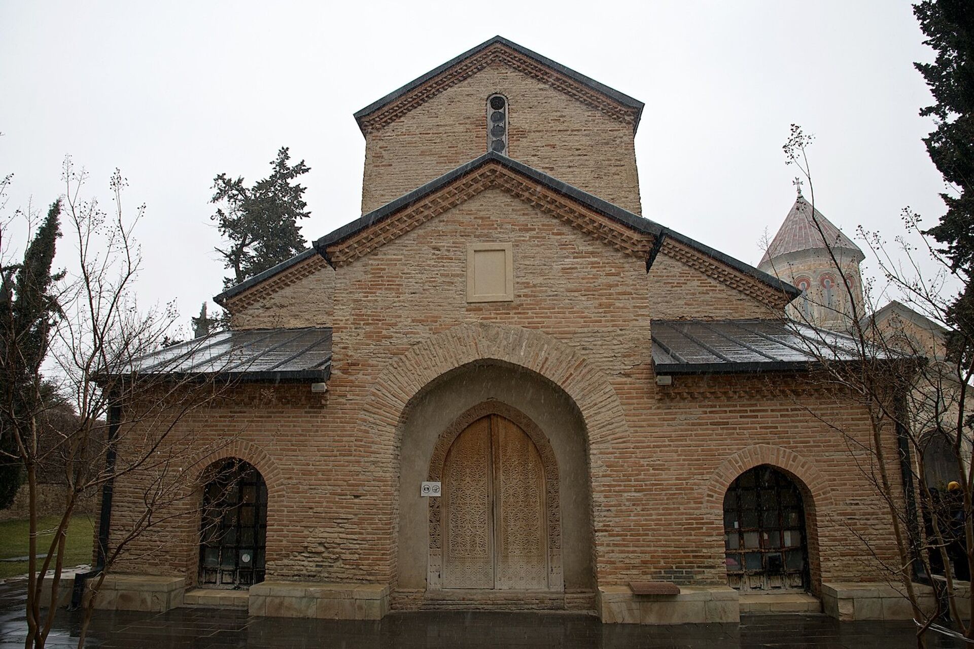 Церковь Святого Георгия (IX век) на территории Бодбийского монастыря. Трехнефная базилика была возведена над могилой Святой Нино - Sputnik Грузия, 1920, 06.05.2022