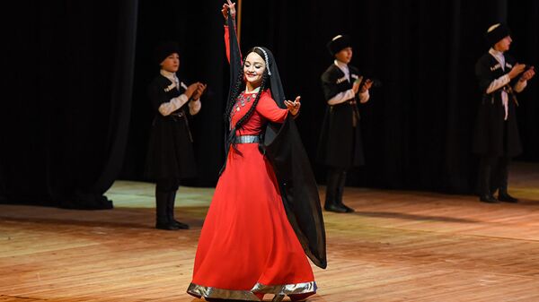 Народные танцы Грузии представляют величавые и элегантные обряды - Sputnik Грузия