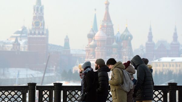 Прохожие в морозный день в Москве - Sputnik Грузия