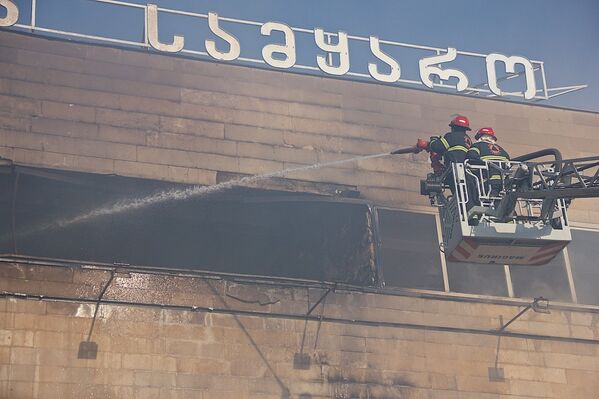 Пожарные ликвидируют очаги возгорания на верхних этажах торгового центра - Sputnik Грузия